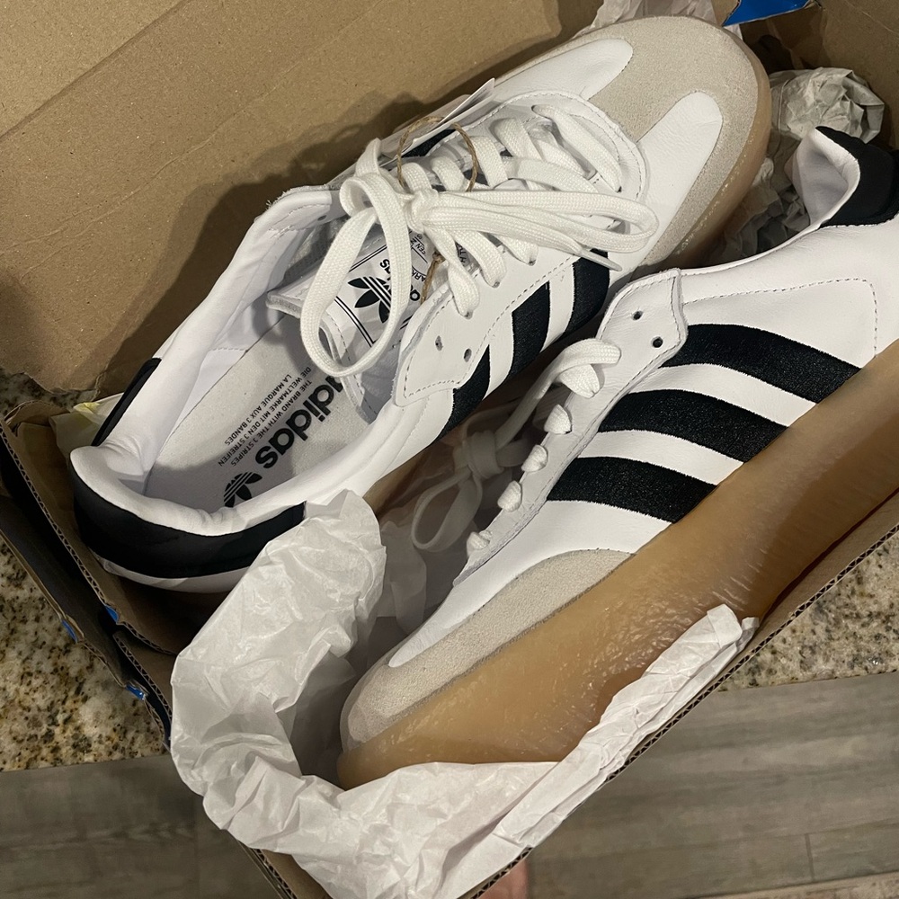 New in box - adidas sambae sneakers! Size 9